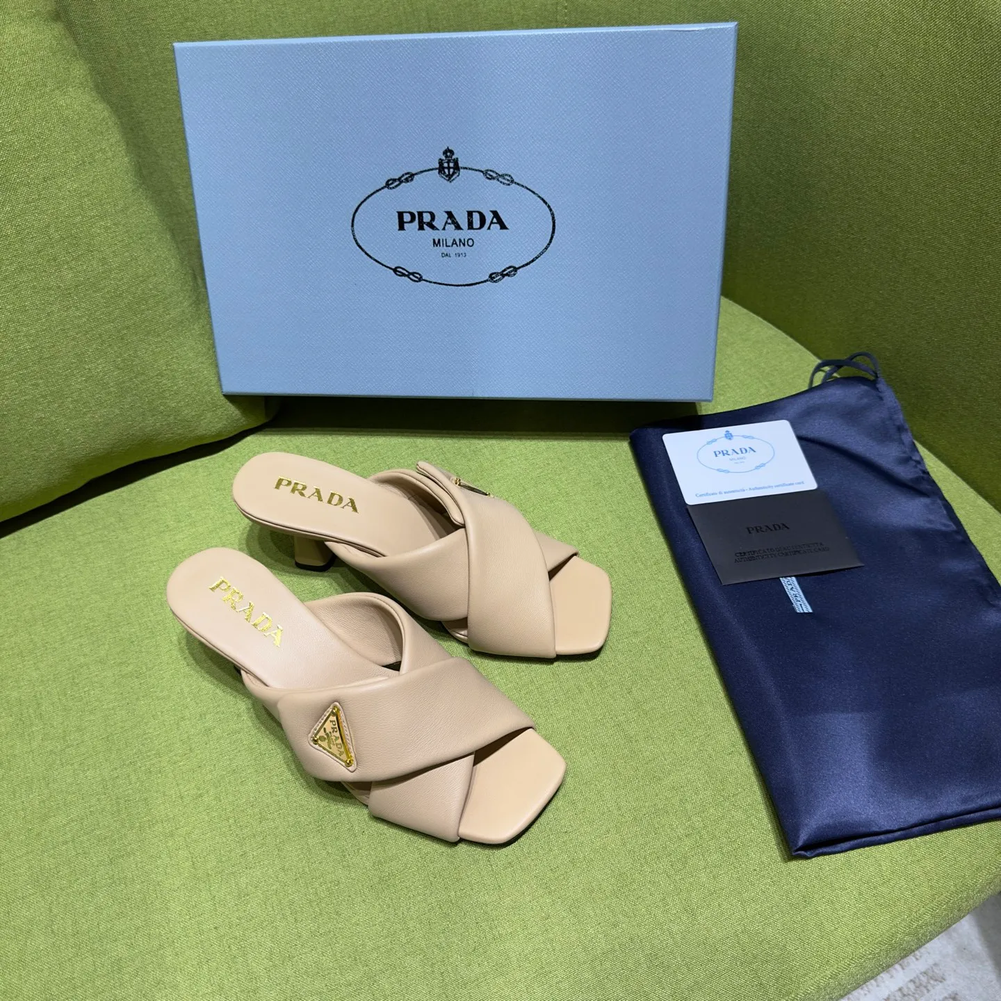 👟👟Ex-factory price 540👟👟 Prada 25ss new style for early spring🔥🔥✨ 🌟 Recommended by major bloggers in Xiaohongshu, developed 1-1 to highlight classic charm. Open molded outsole. Imported mixed breed sheep lining. This sandal embodies a modern design with Nappa leather, a soft-touch padding that accentuates the silhouette. Decorated with an enameled triangle metal logo for added recognition. Enamel-coated metal triangle logo Leather sole decorated with metal letter logo Lacquered heel, height 65 mm Size: 35 to 42 (40-42 customized, non-refundable)